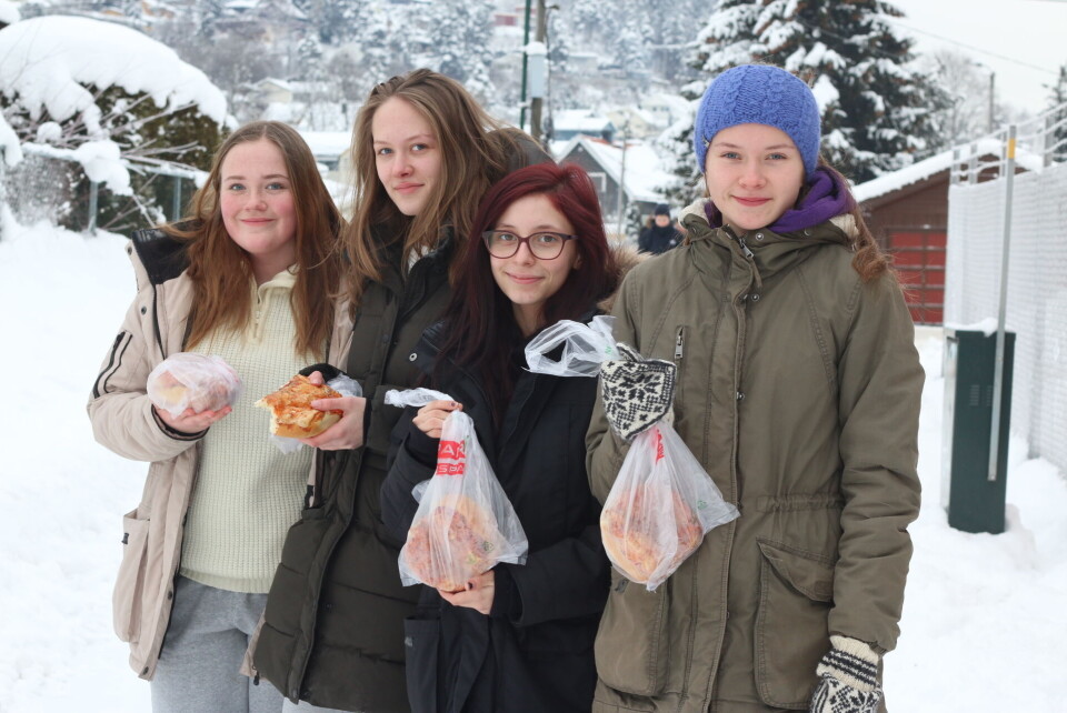 GRATIS BAKEVARER: Spar i Krokstadelva måtte stenge grunnet strømbruddet. Dermed fikk skoleelevene oppvarmet bakevarer gratis. F.v Eva, Annette, Mia og Kaja (15).FOTO: ANDREA SYVERSEN