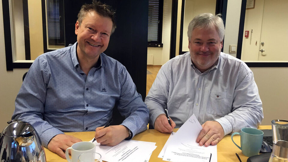 AVTALE: Johan Remmen (daglig leder i RfD) og Pål Smits (adm.dir i Lindum AS) underskriver avtalen om transport og behandling av matavfall.