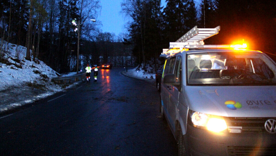 MØRKLAGT: Gatelysene har gått i Knivedalen. Her er E-verket på plass for å utbedre skadene. FOTO: ROY HANSEN / EIKERNYTT.NO