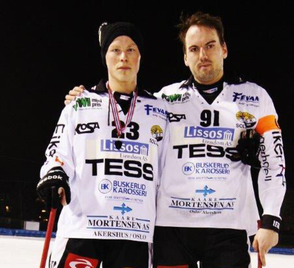 SØLVGUTTER: Christopher Nålby og kapteinMarius Austad med sølvmedaljen etter cupnederlaget.ALLE FOTO: PAUL PAULSEN
