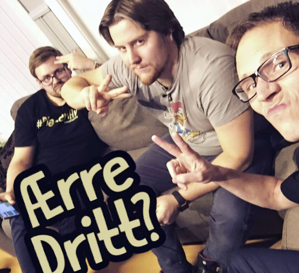 Det hele blir utført fra en sofa, hvor gutta møtes slik de engang gjorde «back in the days» og hiver seg over spillene.