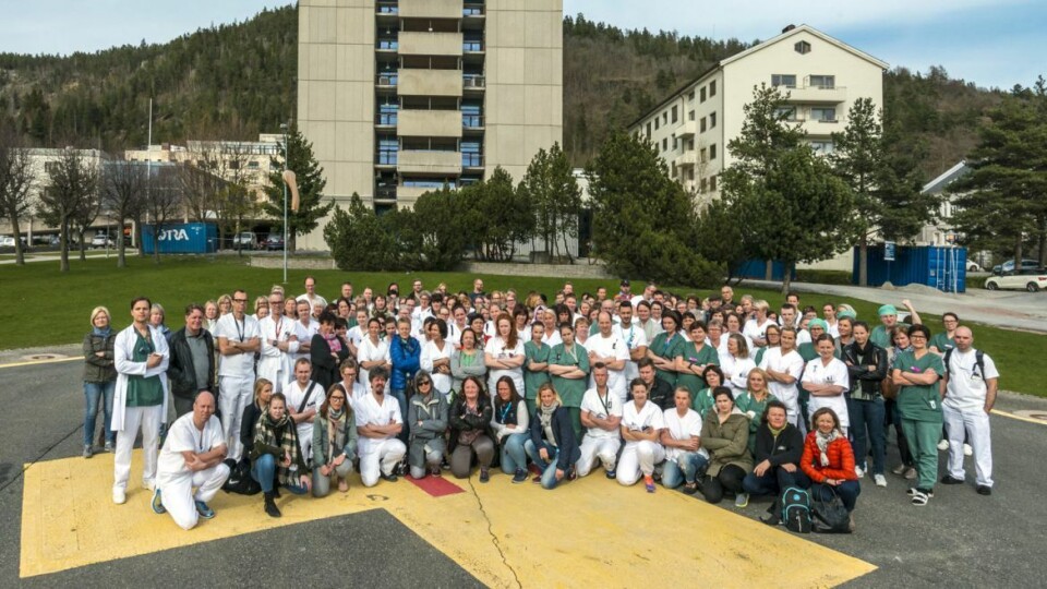 PROTEST: 200 medarbeidere ved sykehuset i Drammen demonstrerte mot utbedring av dagens sykehus som svar på fremtidens sykehusbehov.