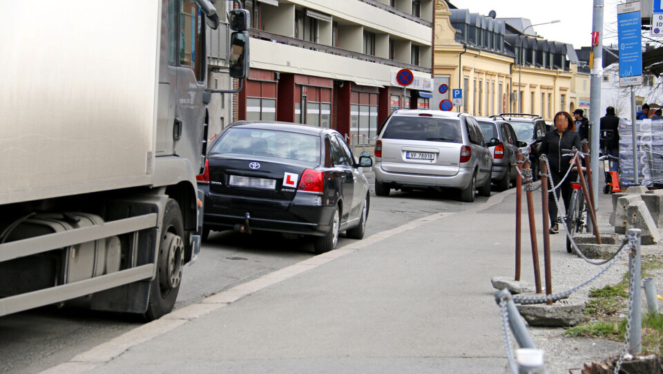 ULOVLIG: De to nærmeste kjøretøyene står parkert ulovlig.