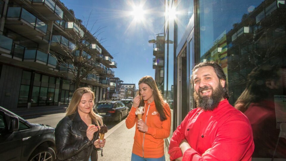 SMAK AV SOMMER: HiBu-studentene Camilla Feindt Berg (20) og Julie Eidal (19) sa ikke nei takk til en smak av Darios rykende ferske iskrem.