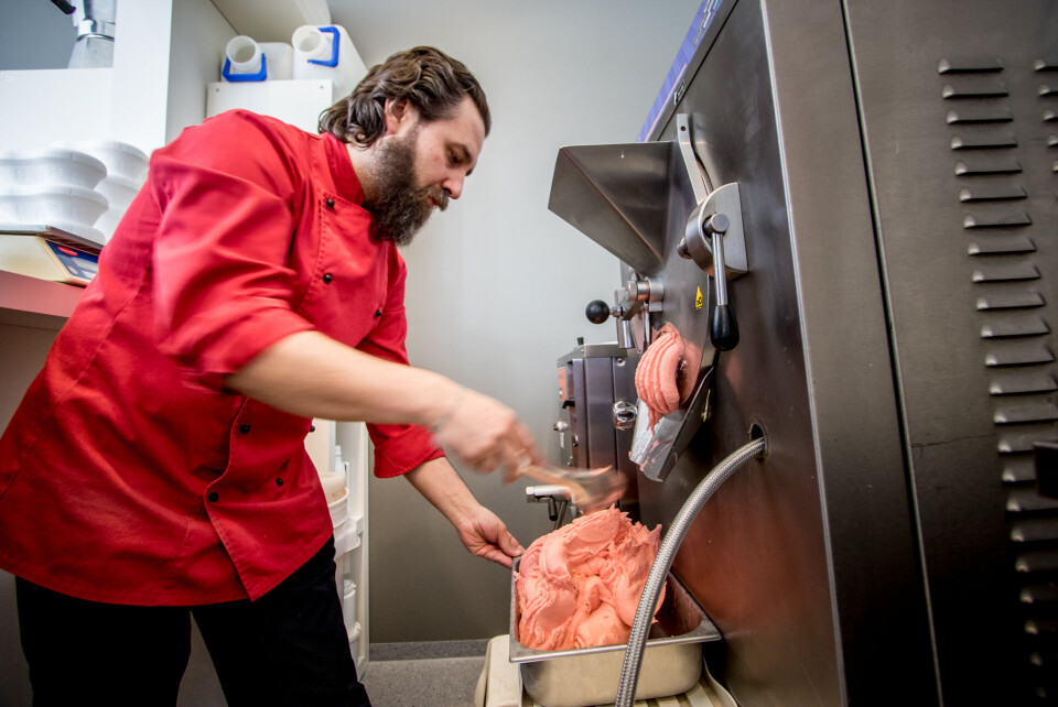 HJEMMELAGET: Iskremen og sorbeten til Dario kan i aller høyeste grad kalles hjemmelaget. Her kommer en rykende fersk jordbærsorbet ut av ismaskinen, serveringsklar etter 10 minutter i fryseskapet.