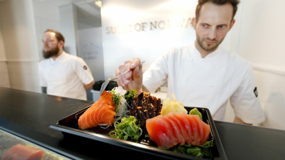 SMAKFULLT: Konseptuell leder og kokk Nicolai Nielsen legger siste hånd på verket i en delikat anretning av sotet laks fra Aukra, pepperstekt hvalbiff fra Kristiansund og en tre dager fersk, linefisket yellowfin tunfisk fra Sri Lanka.