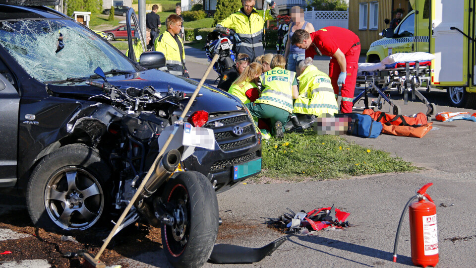 SVELVIK: Nødetatene rykket ut til krysset Tangenveien/Svelvikveien etter melding om trafikkulykke mellom bil og motorsykkel i 18.15-tiden mandag kveld.Ifølge politiet har MC-føreren i 30-årene pådratt seg alvorlige skader i rygg, hode og armer, men var ved bevissthet da han ble fraktet vekk fra stedet.De som oppholdt seg i personbilen skal ikke ha kommet fysisk til skade.