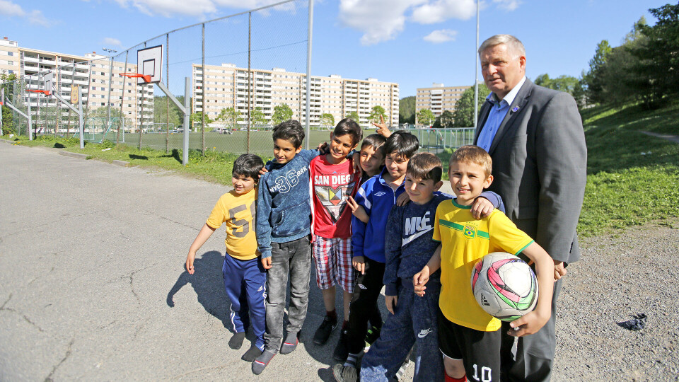KULT MED ORDFØREREN PÅ BESØK: Denne guttegjengen gleder seg til ny kunstgressbane på Fjell.