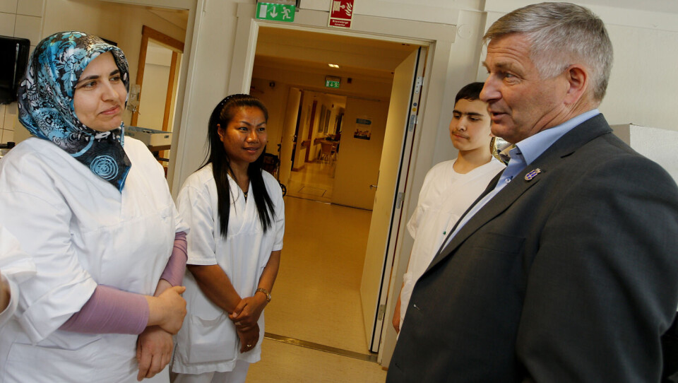 FÅR SPRÅKOPPLÆRING: Meryem Tasbas og Lamyai Braastad har praksisplass på kjøkkenet ved Fjell bo- og servicesenter.