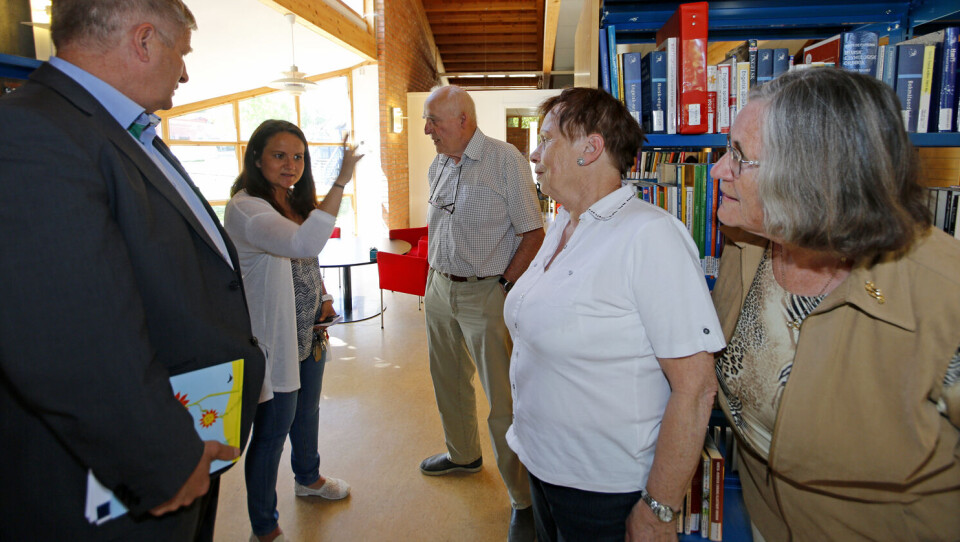 ELDRE I FOKUS: Tre pensjonister praktiserer «seniorgaming» med virtuell bowling på biblioteket i bydelshuset.