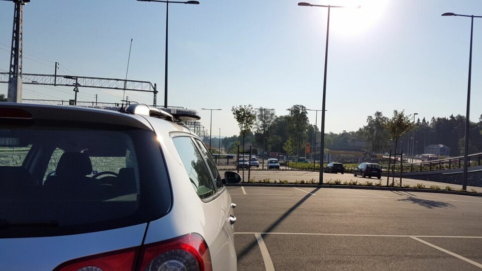 VARMT: Det kan bli ekstremt varmt i bilen din når du står parkert ute i solen på sommerdager.