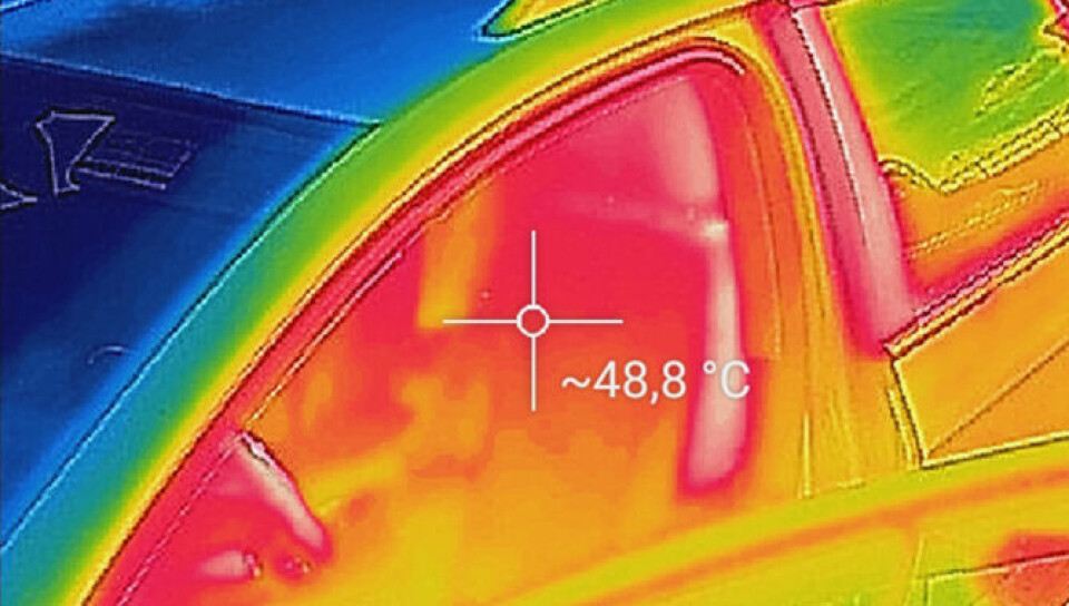 Førersetet har stått med skyggesiden av sola i mange timer. Denne har fått det som kalles en ambient temperatur, som vil si at den ikke er oppvarmet av direkte sollys, men er da svært nære den réelle temperaturen på lufta inni bilen.