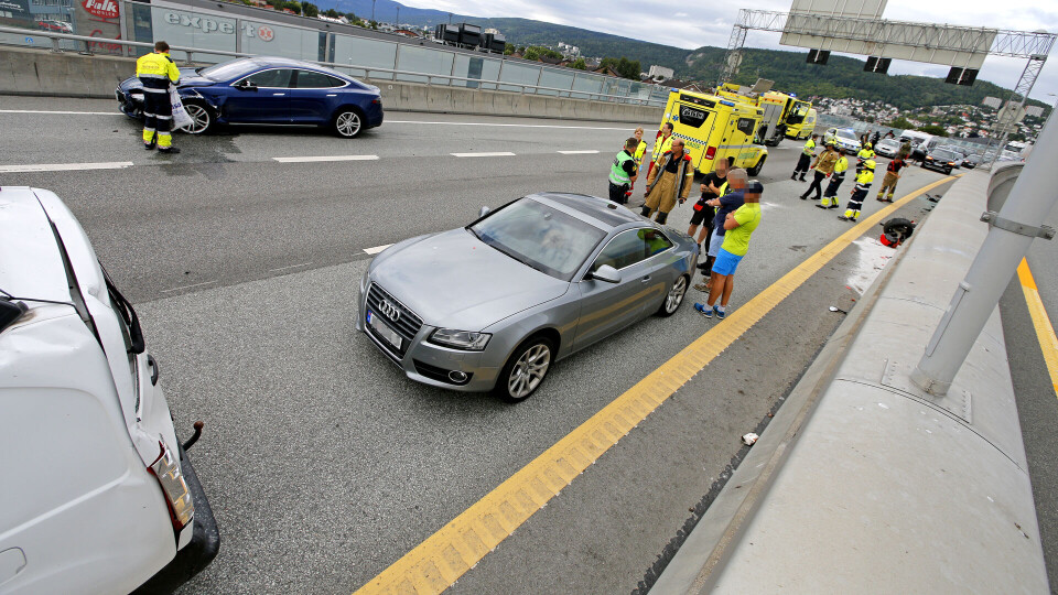 E18 sperret etter kjedekollisjon på motorveibrua