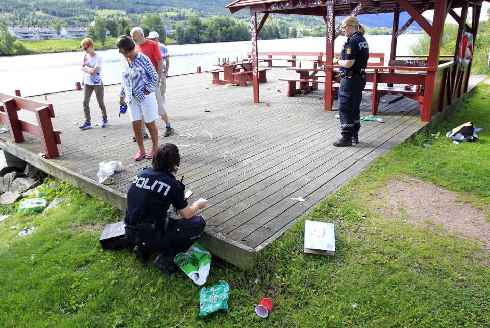 POLITIET PÅ STEDET: Her sikrer politiet spor etter hærverket.