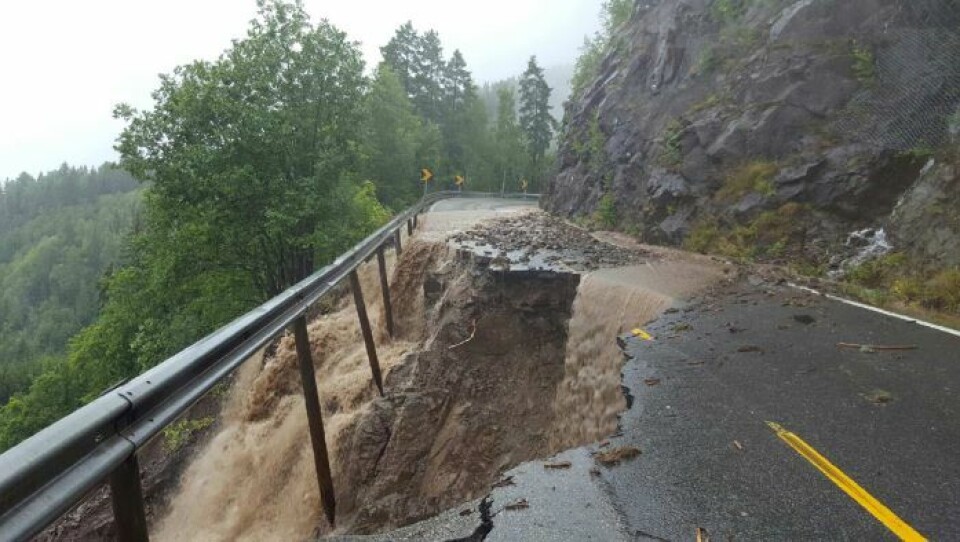 RAS: Vannmassene gravde ut veibanen.FOTO: STATENS VEGVESEN