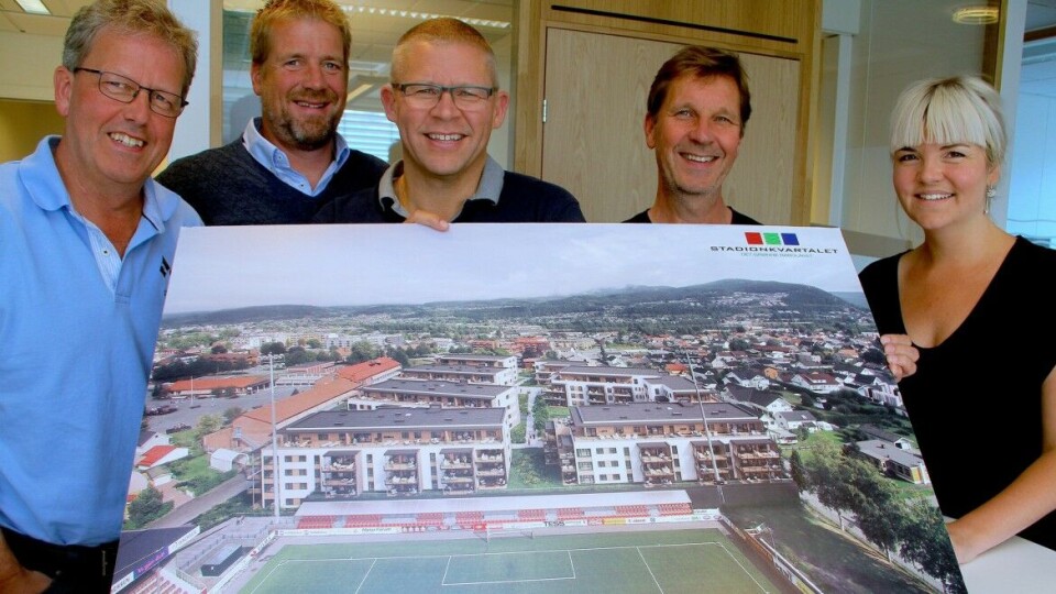 KONTRAKT: En fornøyd kvintett etter at kontrakten om bygging av tredje byggetrinn av Stadionkvartalet er signert. Fra venstre; Prosjektleder for Vestaksen Eiendom, Hans Kristian Mangen, daglig leder i Alento, Kristian Lindland, administrerende direktør i Vestaksen Eiendom, Morten Hotvedt, prosjekteringsleder i Alento, Esa Pekka Toiviainen og prosjektleder i Vestaksen Eiendom, Anette Gjestemoen.