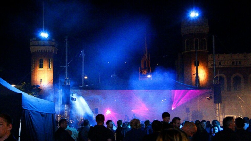 TORGDISKO: Bragernes torg ble forvandlet til et eneste stort diskotek natt til lørdag.