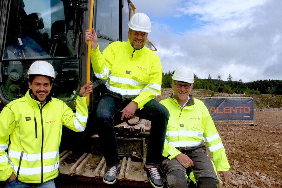ALENTO-TRIO: Etter at 250.000 kubikk med fjell er fjernet på tomta på Liertoppen utenfor Drammen kan anleggsleder Simen Herregården Thrygg (t.v.), daglig leder Kristian Lindland og produksjonsleder Kåre Ranvik i Alento starte byggearbeidene på Caters nye felles sentrallager.