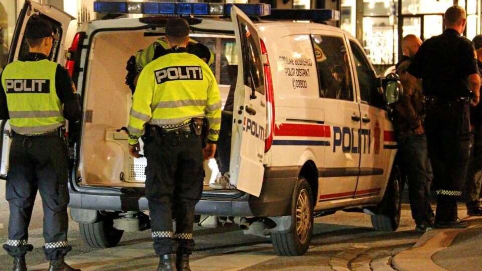MINDRE RESPEKT FOR UNIFORM: En mann tok seg inn en politibil på Bragernes Torg og stjal en politilue før han gikk fra stedet.FOTO: ALEXANDER JANSEN / DRM24At Drammen har blitt en flerkulturell by, byr i blant på utfordringer, spesielt når det kommer til kommunikasjon. Det faktum gjestene er beruset gjør ikke oppgaven noe lettere:– Alle kulturer har forskjellig tilnærming av alkohol, og takler det forskjellig, forteller Nilsen i Protect.Han får støtte av Trosthoel i VSK Security, som påpeker at de aller fleste er hyggelige mennesker som er ute for å ha en hyggelig kveld:– Vi må ønske den samme gjesten som var bytur på fredag, velkommen på lørdag. I løpet av en kveld har man problemer med folk fra alle nasjonaliteter.