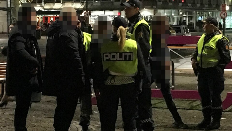KASTET UT: Her blir en mann bortvist fra sentrum etter å ha blitt kastet ut av et utested.ARKIVFOTO: ALEXANDER JANSEN / DRM24