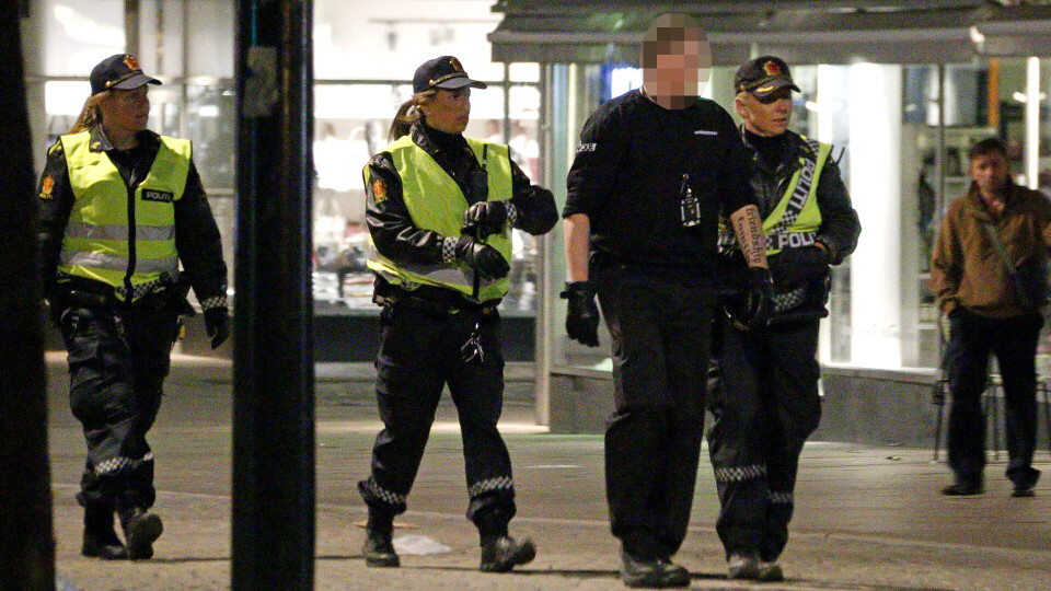 Viktigheten av samarbeidet fikk de erfare for ganske nøyaktig seks år siden, da to politibetjenter måtte reddes av dørvaktene på Bragernes:En gjeng på over 20 russere var mindre fornøyd med politiets arbeid. En lokal tsjetsjener overhørte samtalen mellom russerne og beskjeden var krystallklar: En av politimennene skulle knivstikkes om patruljen ikke forsvant.Dørvaktene trommet sammen elleve personer, og avverget det som trolig kunne endt fatalt. Nå håper de trenden snur, slik at lignende episoder ikke oppstår igjen.– Det er trygt i Drammen og vi har kontroll. Vi har et samarbeid oss i mellom som i mye større grad gjør at vi har kontroll. Men man vet aldri når folk begynner å krangle eller situasjoner oppstår. Heller ikke politiet kan forutse slike hendelser, forteller Trosthoel i VSK Security.ASSISTANSE: Dørvaktene må rett som det er tilkalle politiet for assistanse. Her er det en dørvakt ved Unique som har hentet bistand i forbindelse med en episode ved utestedet.FOTO: ALEXANDER JANSEN / DRM24