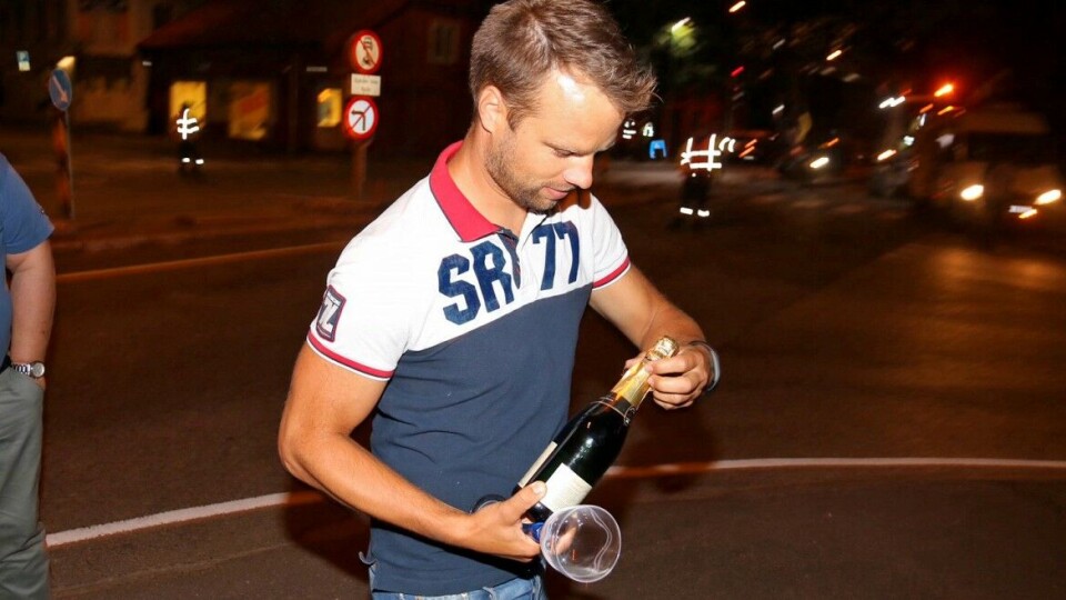 FEIRING: Leder Jon Helgheim i Drammen Frp kronet en lang og hard kamp med alkoholfri champagne foran Vegvesenets arbeidere mandag kveld.
