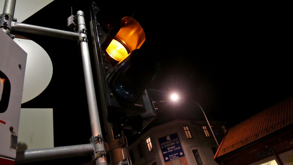 SISTE BLINK? Lyskrysset har stått i gulblink fra klokken 21.00 mandag kveld mens arbeidene har pågått. Klokken 06.00 tirsdag skal det være mørkt.