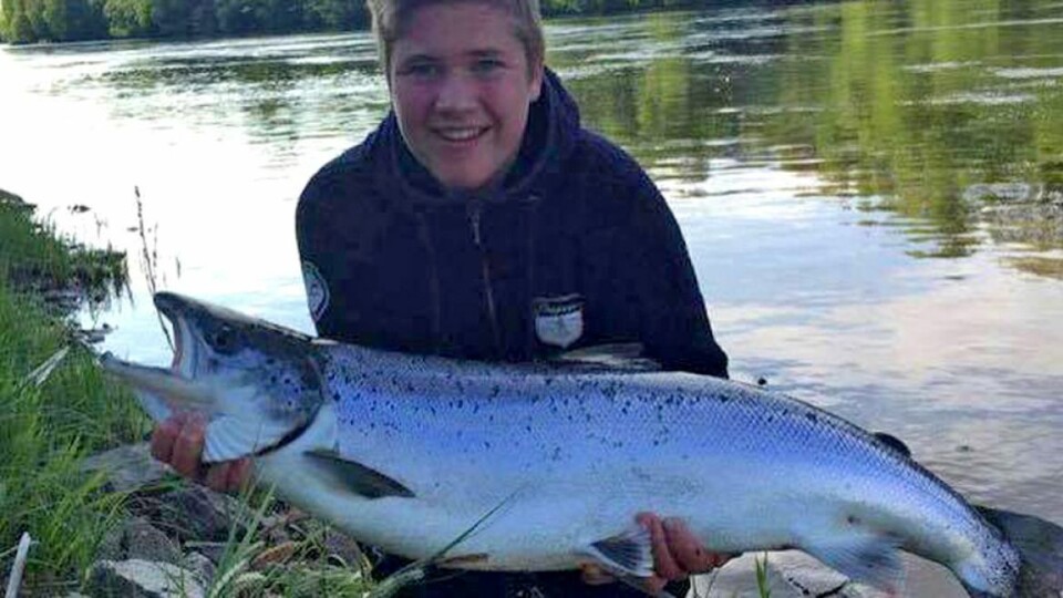 ÅRETS FØRSTE: Eirik Lind fra Hokksund sørget for å ta opp årets første laks i Drammenselva. (FOTO: PRIVAT)LES OGSÅ: Eirik (17) tok årets første laks i Drammenselva