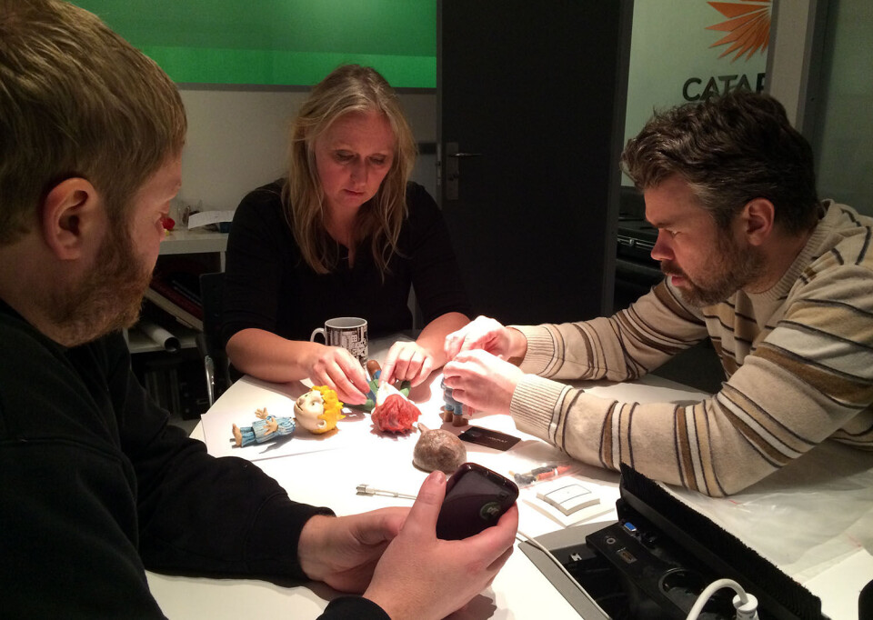 FILMCREWET: Robert Depuis, animatør Linda Fagerli Sæthren og dukkemaker Steinar Kaarstein. (FOTO: CATAPULT FILM)
