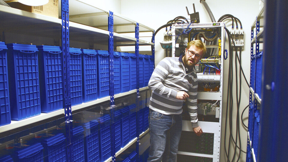 BATTERI: Daglig leder i Solcellespesialisten; Carl Christian Strømberg, inspirerer selve ”batteri-banken” til solcelle-anlegget i Kobbervikdalen.