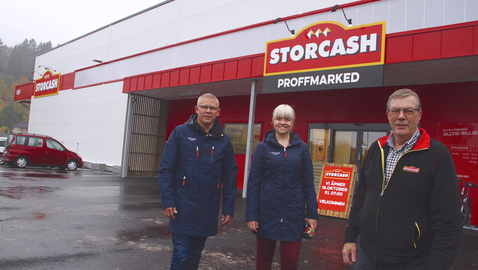 LANDETS MESTE MILJØVENNLIGE: Storcash, som åpnet dørene i Kobbervikdalen på tirsdag, er landets mest miljøvennlig stormarked. Byggherre har vært Vestaksen Eiendom med administrerende direktør Morten Hotvedt(t.v.) og prosjektleder Anette Gjestemoen i spissen. Til høyre eiendomssjef i Storcash Norge, Morten Malnes.