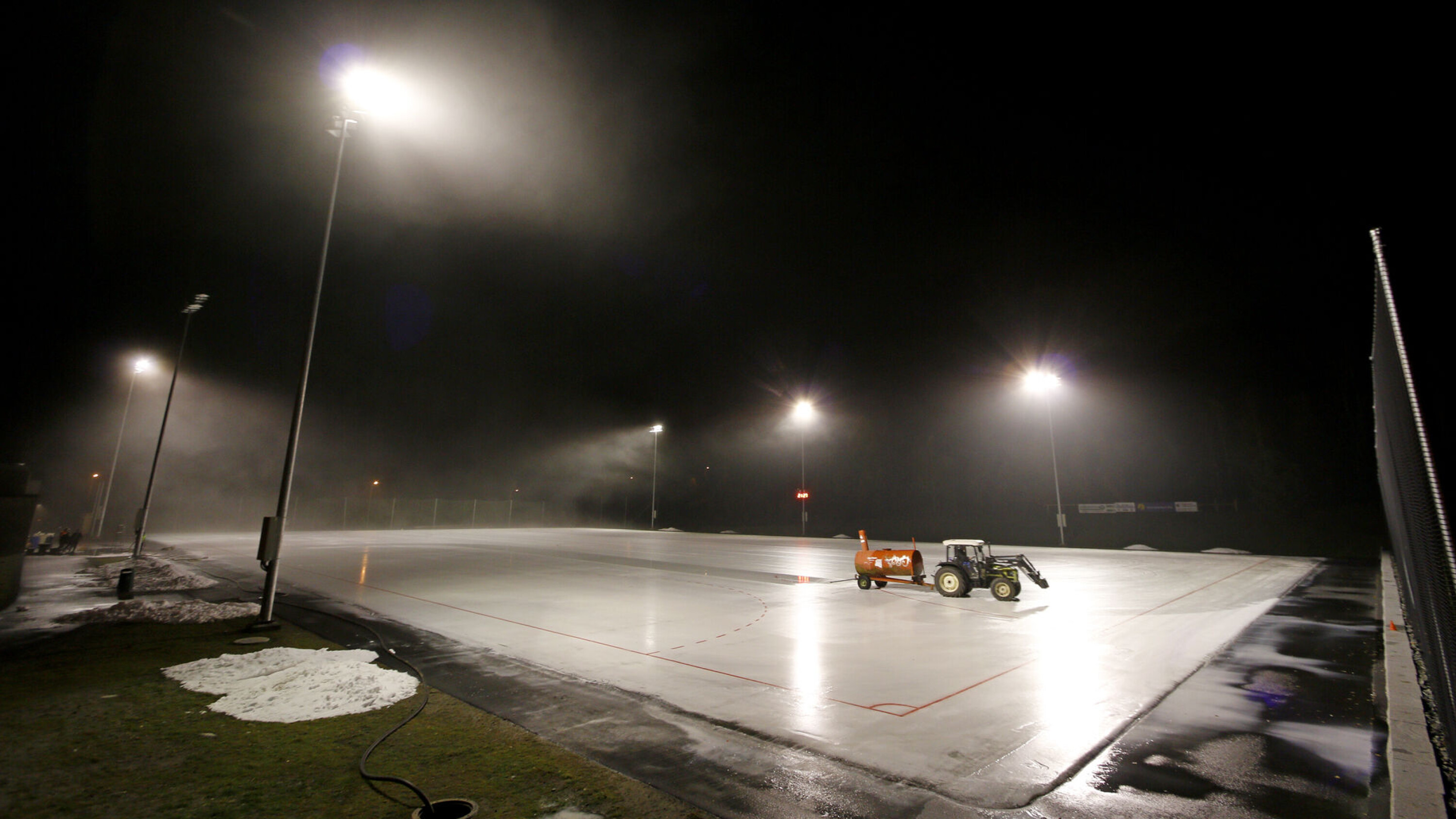 NY KUNSTISBANE: Det flotte interkommunale anlegget på Konnerud er nå klart for bandy.
