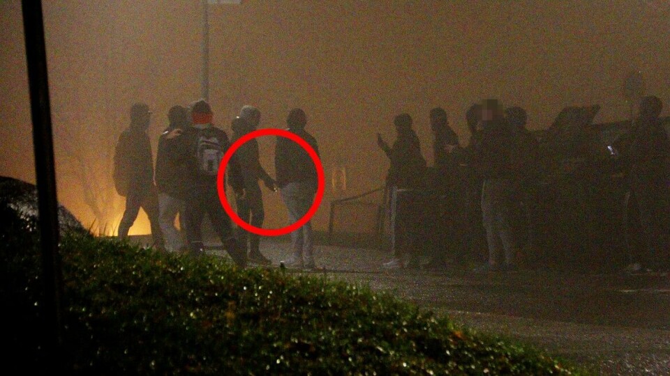 BRANNBOMBE: Her gjør guttene seg klare med molotov-cocktails i hendene mens andre filmer med mobiltelefon. DRM24 har fått se flere av filmene.