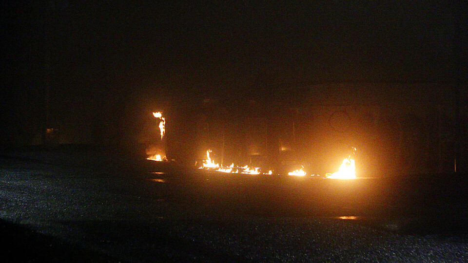 BRANN: Her har en molotov-cocktail nettopp blitt kastet over en rekke med avfallsdunker av en guttegjeng på Fjell.