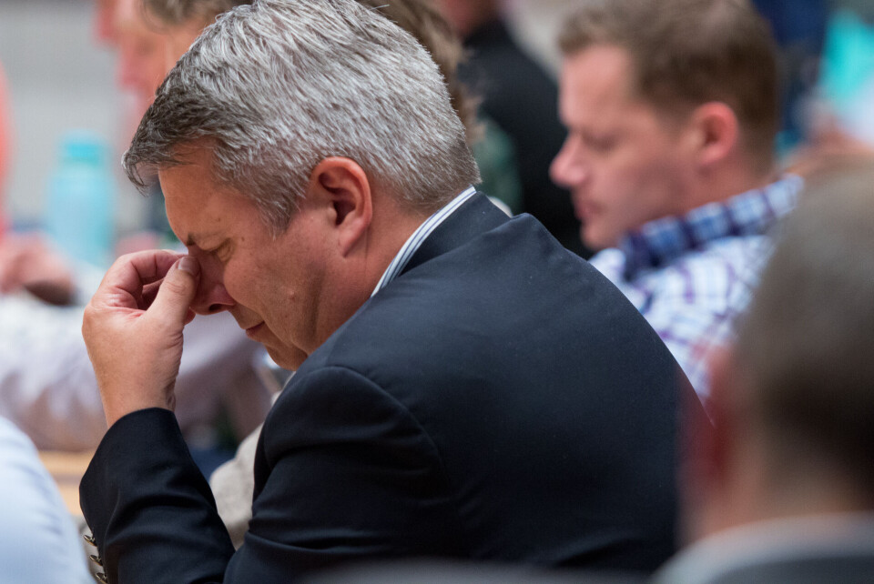 MOLOTOV-COCKTAIL: Her er en av flaskene som ble brukt, og fortsatt brenner.