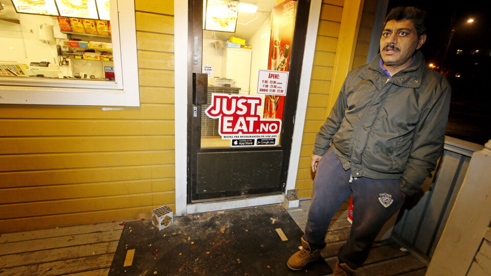 BESKUTT: Kioskeier Wasim Latif på Fjell. Foran han på gulvet ligger fyrverkeriet ungdommene brukte.