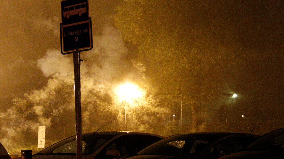 FYRVERKERI: Her har en ungdomsgjeng akkurat fyrt av fyrverkeri tett på en boligblokk på Fjell i Drammen.