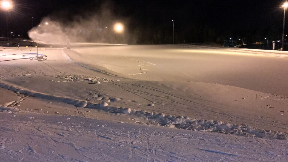 FULL FRES: Snøkanonene går for fullt på skistadion på Konnerud. FOTO: ALEXANDER JANSEN / DRM24