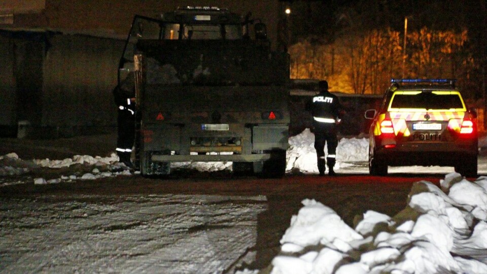 PÅ FERSKEN: Her prøver traktorsjåføren å forklare politiet hvorfor han har tippet et lass snø på havna. Foreløpig har han ikke fått noen reaksjoner.