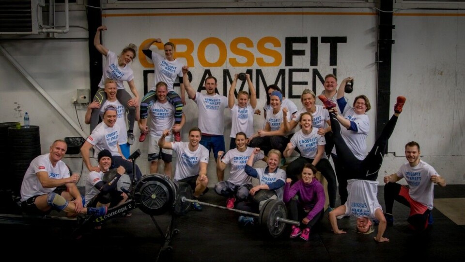 GA SIN STØTTE: CrossFit Drammen fikk med både etablerte medlemmer og nykommere med på en tøff, men morsom treningsøkt samtidig som det ble solgt t-skjorter og lodd til inntekt for kreftsaken.