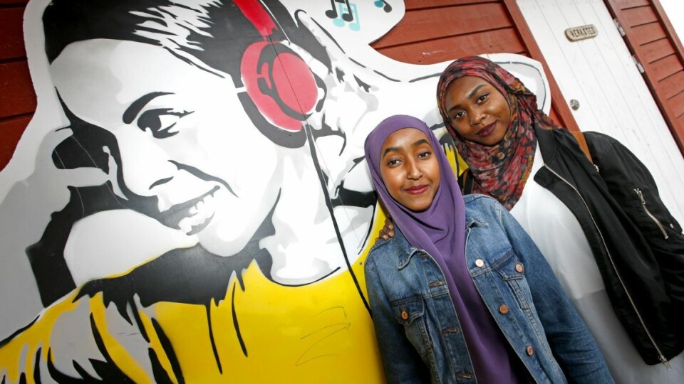 ARRANGERER UNGDOMSFESTIVAL: Iqro Ahmed og Aliyah Osuman har vært med på å arrangere blåkkfestivalen på Fjell i flere år. Nå kan du også få sjansen!