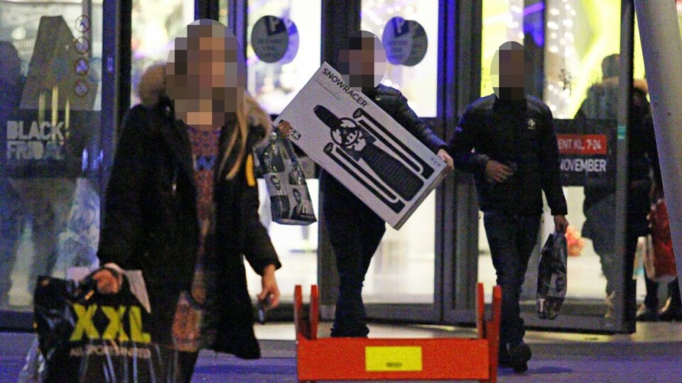 MORGENSHOPPING: Flatskjermer og akekjelker var populære varer fredag morgen.