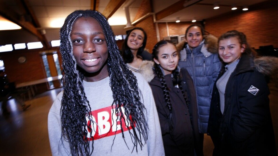 ÅPENHJERTIG: 14 år gamle Nancy Effah (foran), med klassevenninnene Mirab Anwar, Zehra Gulcan, Hacer Alev Ekiz og Fereshta Abdulvahed har laget digitale historiefortellinger.