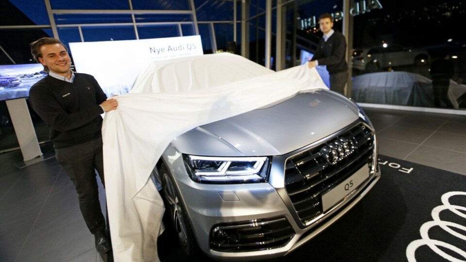 NORGESPREMIERE PÅ AUDI Q5: Selger Anders Hovde og salgssjef Haakon Ølmheim letter på sløret.