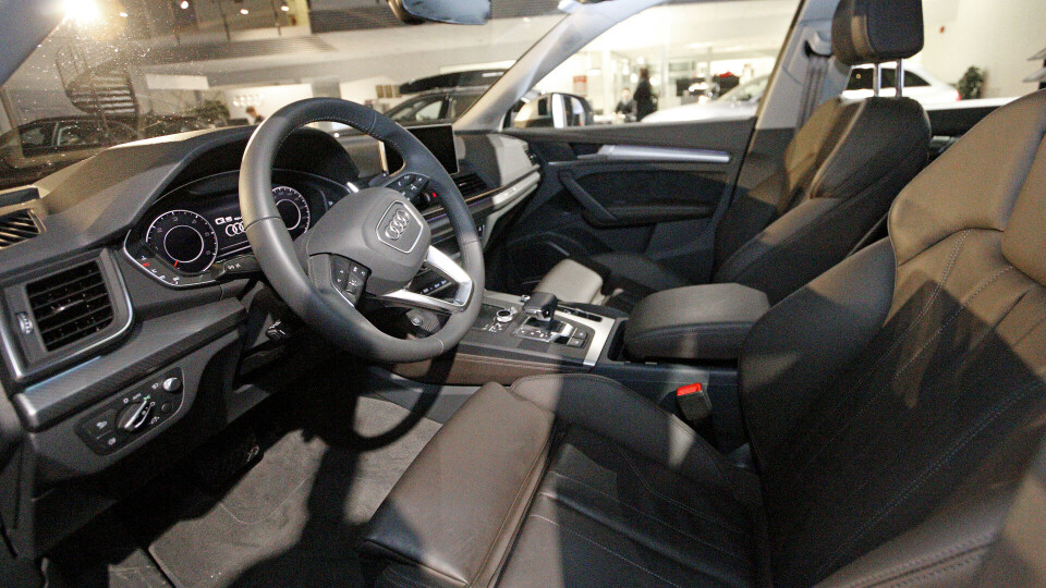 COCKPITEN: Førermiljøet bærer på typisk Audi-vis preg at et ryddig og minimalistisk sted å befinne seg. Bak rattet ser vi Audis nye «virtual cockpit».FELLESTREKK: Audies nye mellom-SUV ser fortsatt ut som en Q5, men har fått frisket opp utseendet betraktelig.