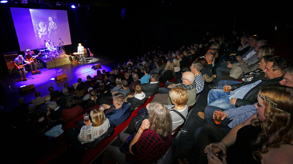 Stående applaus for fullsatt Creedence-kveld i teatret
