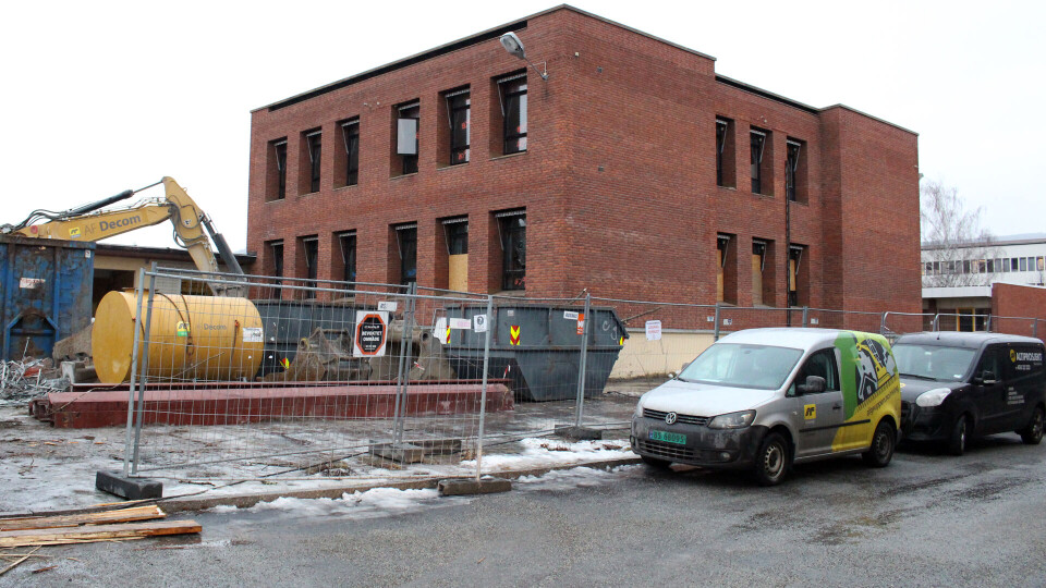 Kommunestyret har nemlig bestemt at eiendommen skal selges, men det kan først skje etter at tomta er regulert om fra offentlige formål til det som trolig må bli bolig og næring. Rådmannen antyder at dette kan bli et område for næringsvirksomhet, kombinert med boliger, men tankene om dette er foreløpig på et tidlig stadium.