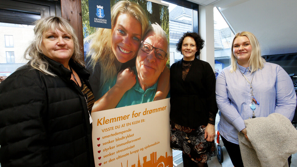 Filten har totalt 43 serviceboliger og er en del av Hamborgstrøm helse- og omsorgsdistrikt. Brukerne er personer med sammensatt diagnose og hjelpebehov. De yngste beboerne er i 40-årene og de eldste over 100 år.RAUSE: Lena takker ledelsen for at de er rause og tør å satse nytt, og kollegene sine for all hjelp og støtte. F.v. avdelingsleder Gudrun Masdottir, avdelingsleder Hege Blomquist og helsefagmedarbeider Stefanía Fjeldstad.LES MER OM DE ANDRE HVERDAGSHELTENE HER: