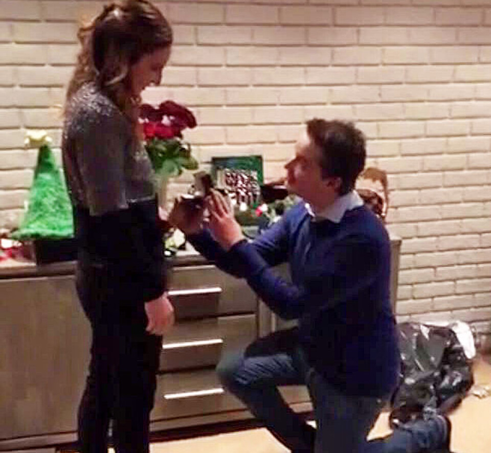 NED PÅ KNE: Her frir Anders til Molly julaften. (FOTO: PRIVAT)