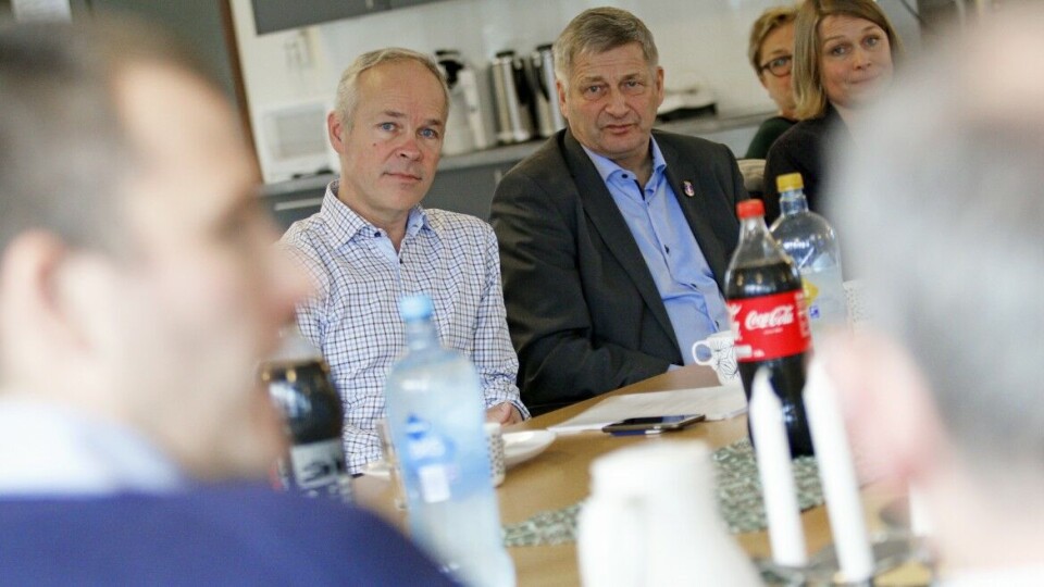 ENGASJERT: Statsråden, her flankert av drammensordfører Tore Opdal Hansen, i samtale med noen av kommunetoppene innen utdanning og ungdomsarbeid.
